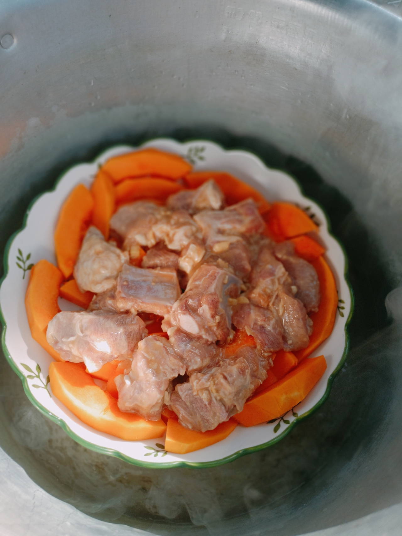 零厨艺，简单又嫩滑多汁的南瓜🎃蒸排骨，清淡又营养的做法 步骤12