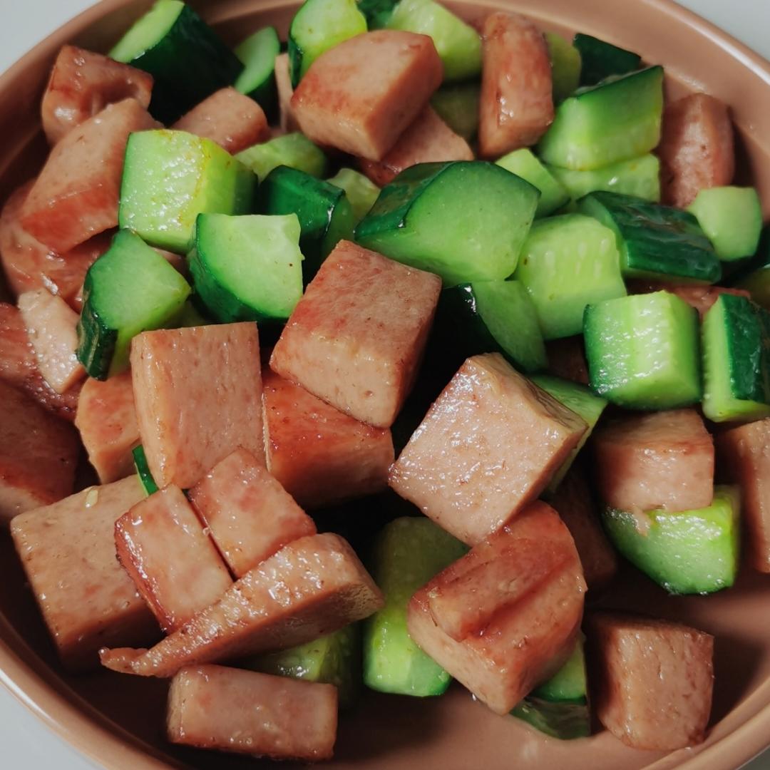 午餐肉黄瓜丁