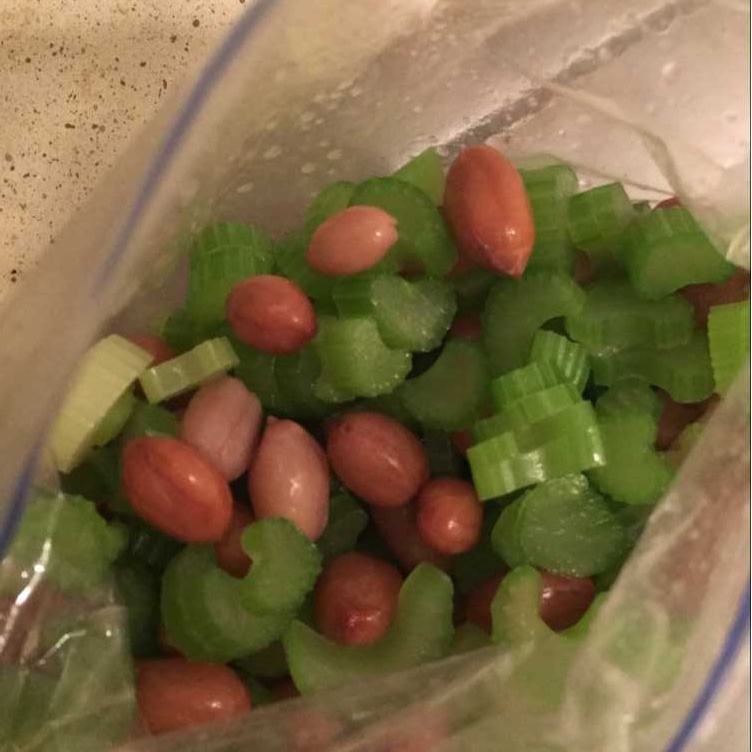 西芹胡萝卜拌花生