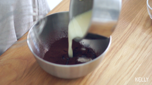 双重巧克力浓郁卷/香香香香···香喷喷的巧克力卷~/烘焙视频蛋糕篇10「中卷」的做法 步骤12