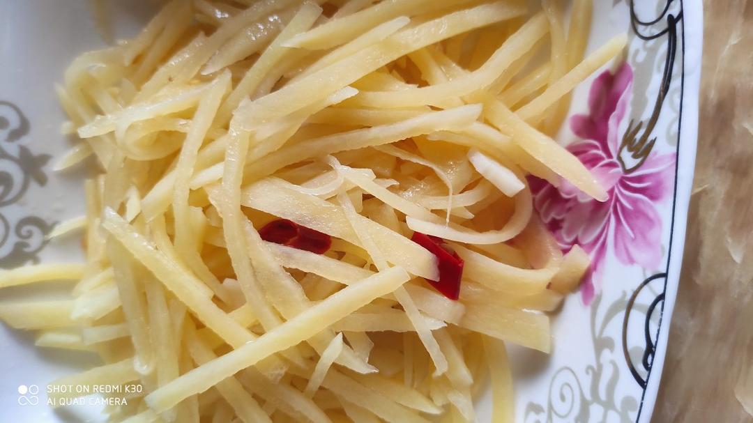 就像有句话所说：成年人的世界里，从来就没有“容易”二字。很多时候，你只能单枪匹马，直面生活的兵荒马乱。