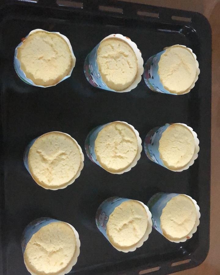 全蛋法打发原味海绵杯子蛋糕