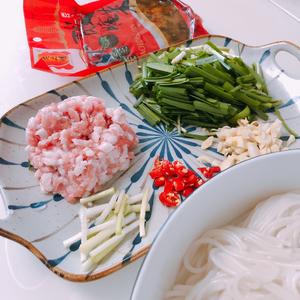 酸菜小锅米线-家庭版的做法 步骤1