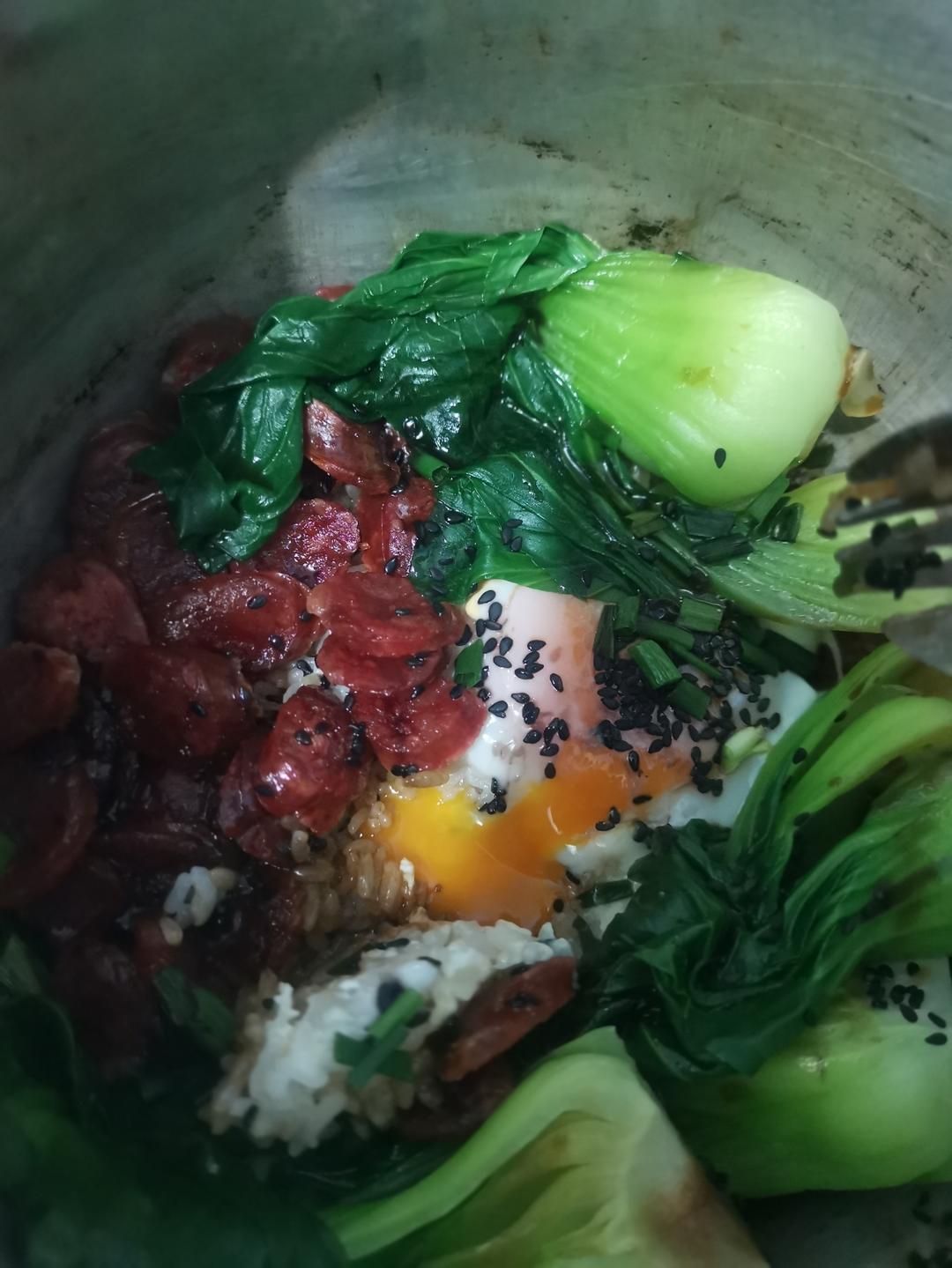 《广式腊肠砂锅煲仔饭》