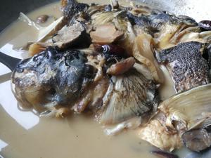 天麻川弓白芷炖鱼头的做法 步骤7