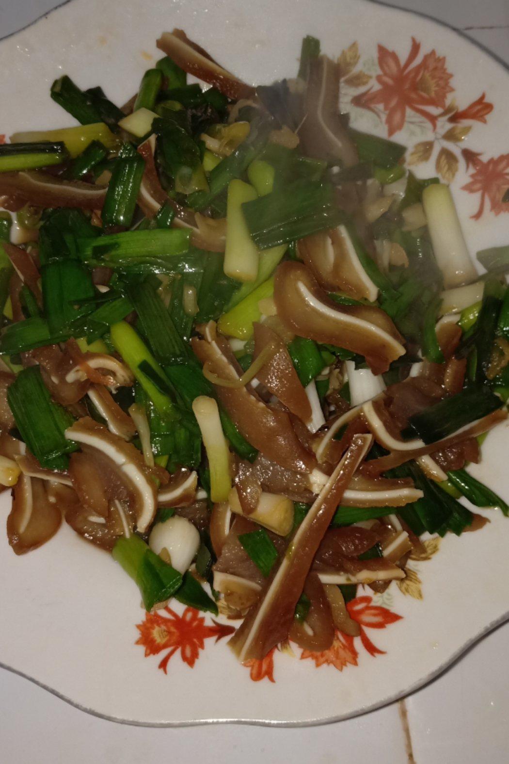家常菜 蒜苔炒猪耳朵 指尖的弦乐做的蒜苔炒猪耳朵 指尖的弦乐