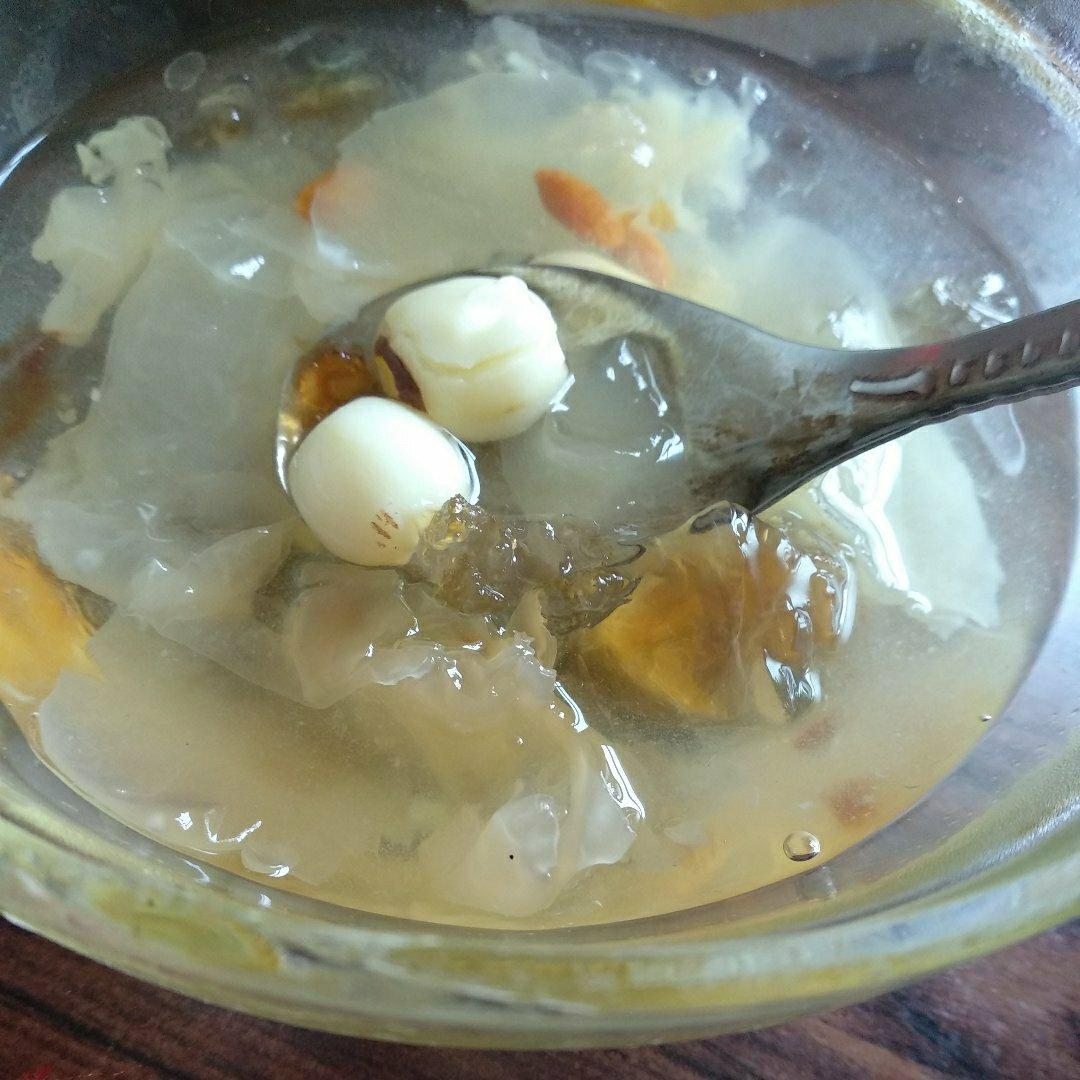 桃胶银耳红枣羹