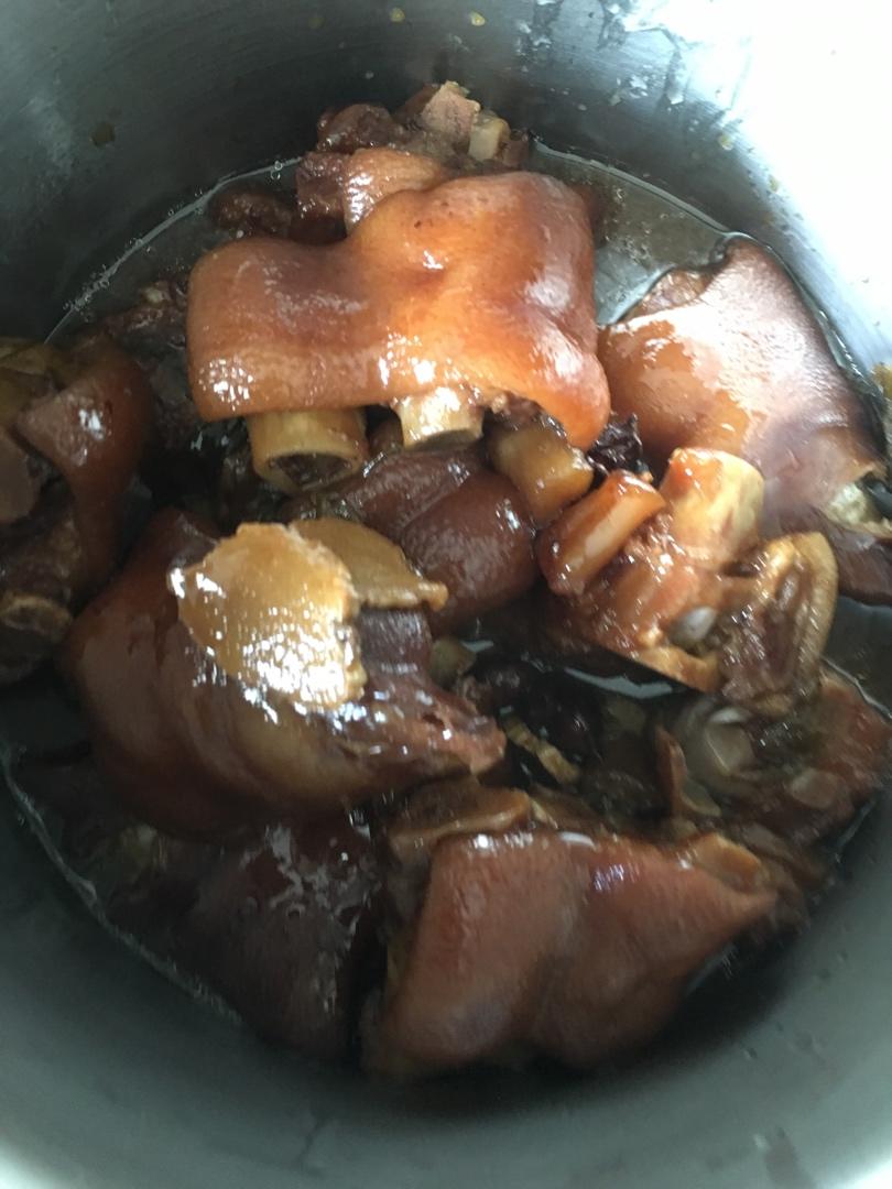 美味的黄豆炖猪蹄