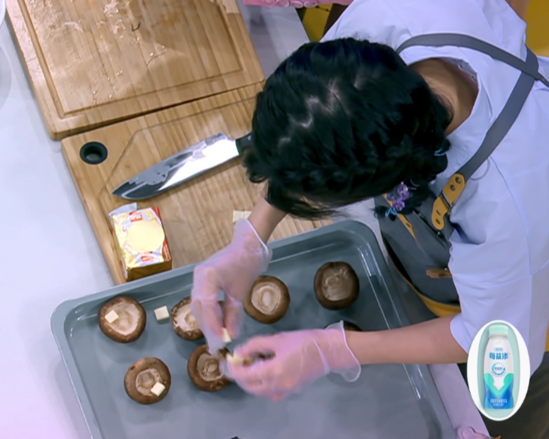 【拜托了冰箱】第六季黄景瑜菜谱:罗拉-香菇秘制小汉堡的做法 步骤1