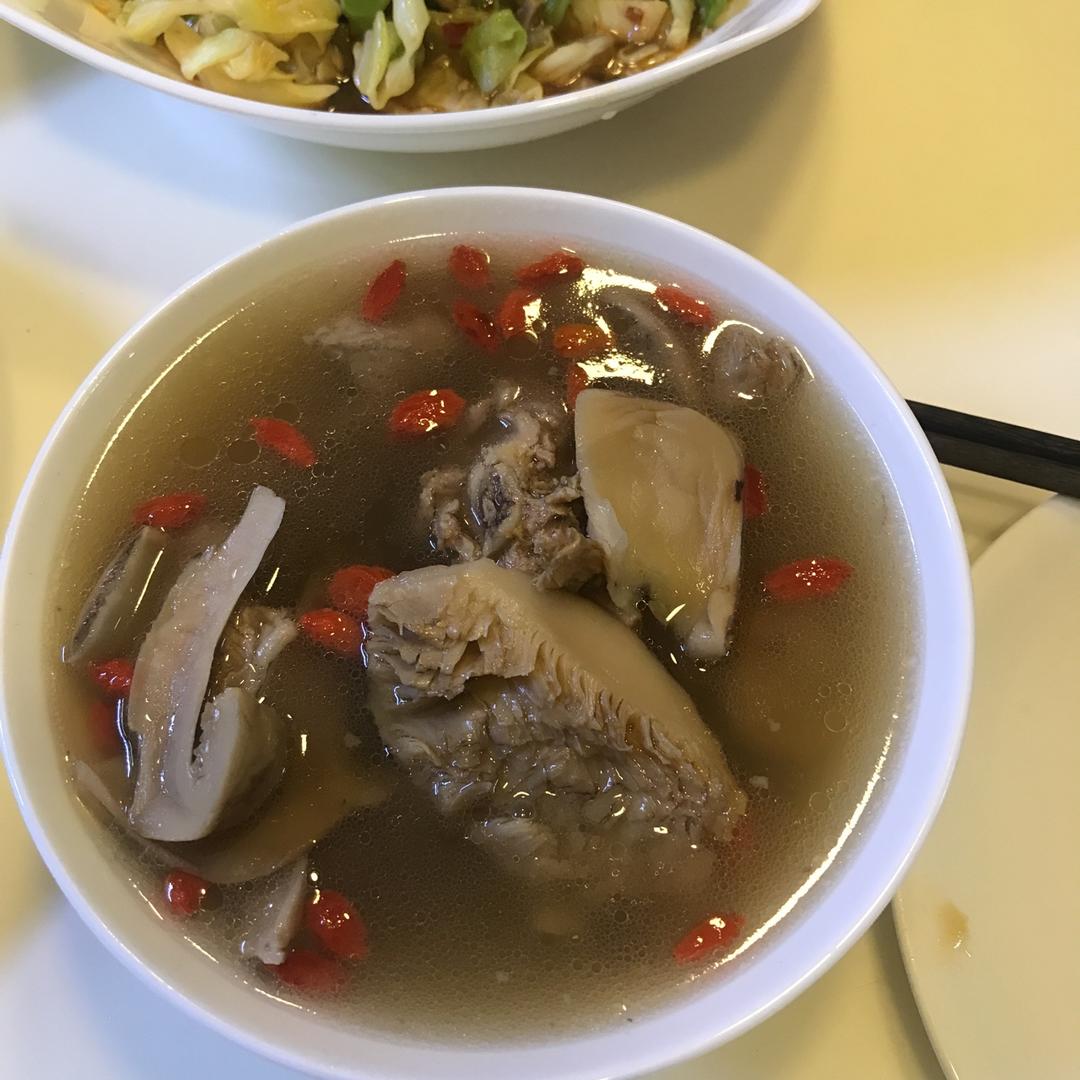鲜松茸虫草花海底椰花胶排骨汤
