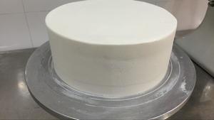 白色巧克力围边蛋糕的做法 步骤1