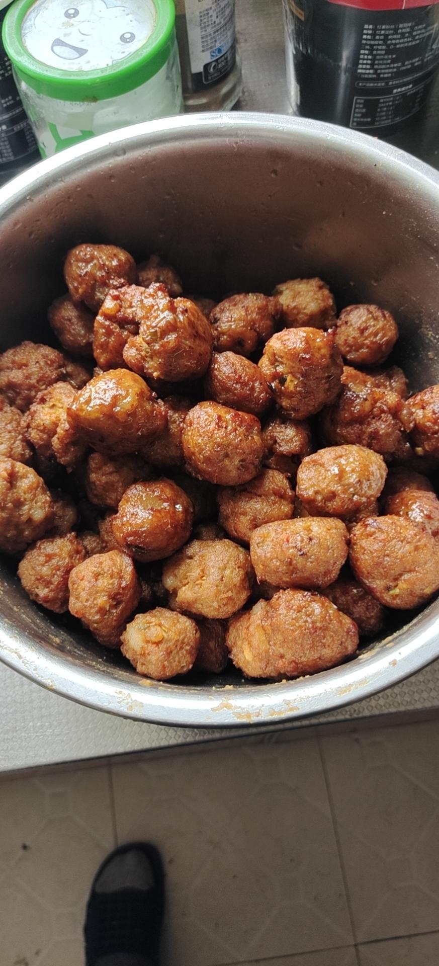 蓝豆花儿做的油炸猪肉丸子