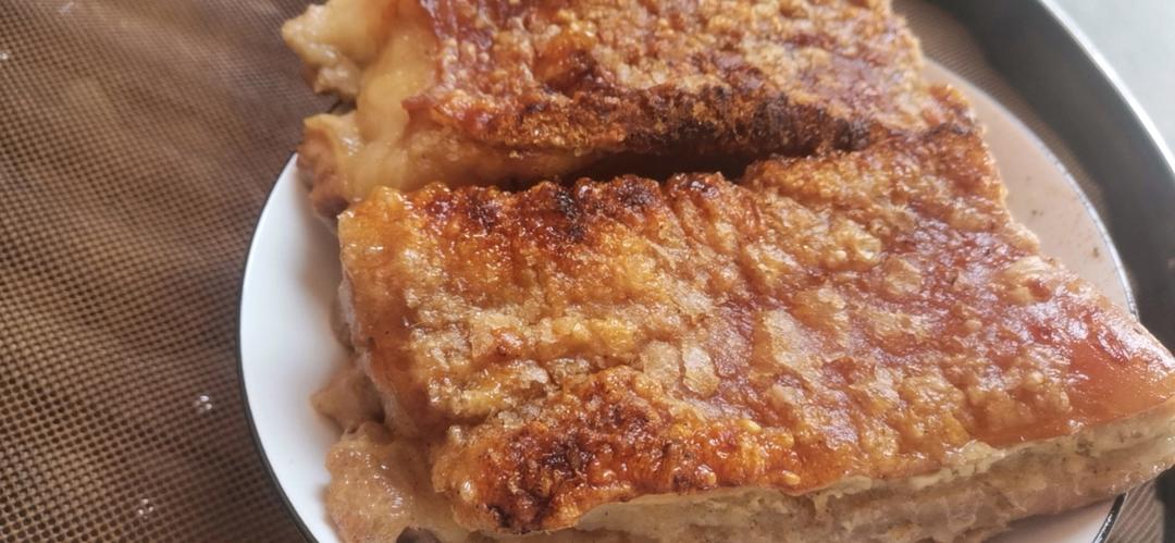 脆皮烧肉，皮酥脆、肉甘香，生烧做法