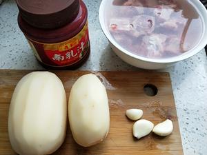 南乳莲藕焖排骨(低盐美味家常菜)的做法 步骤1
