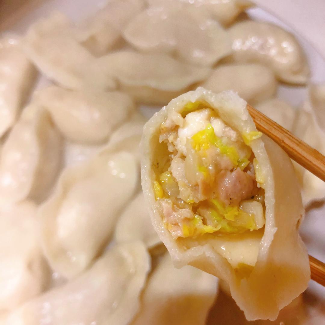 记得小时候我妈喜欢用大白菜和生蚝啊扇贝啊蚬子肉包饺子,一口下去