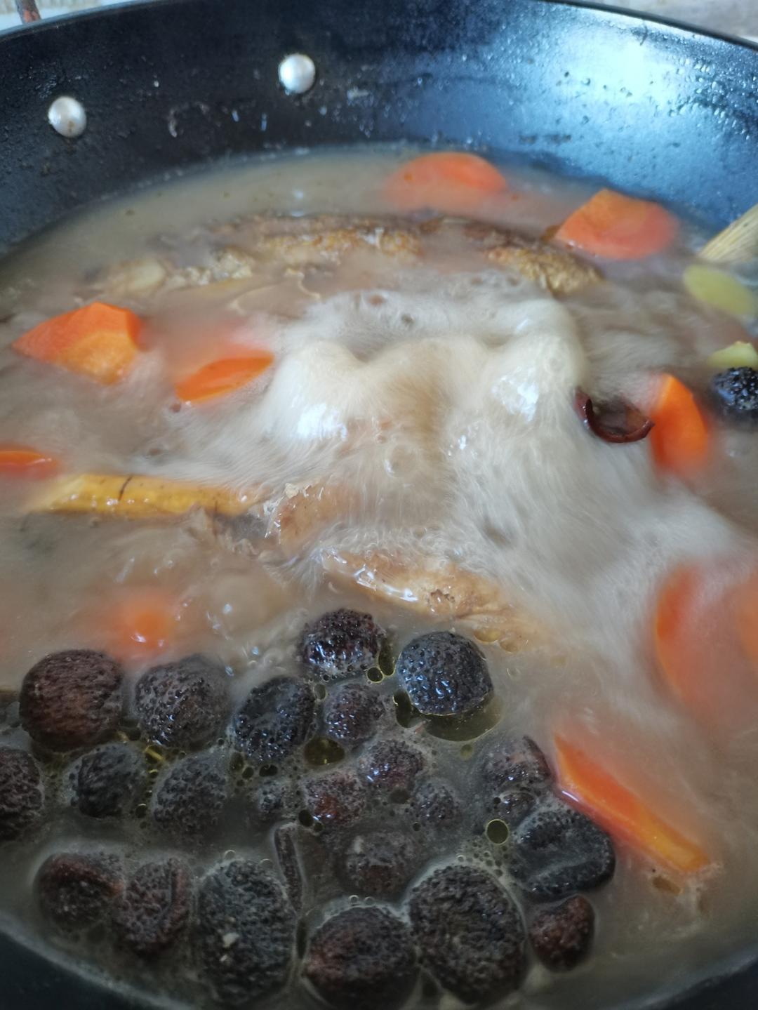 冬日十分暖胃的砂仁鲮鱼汤