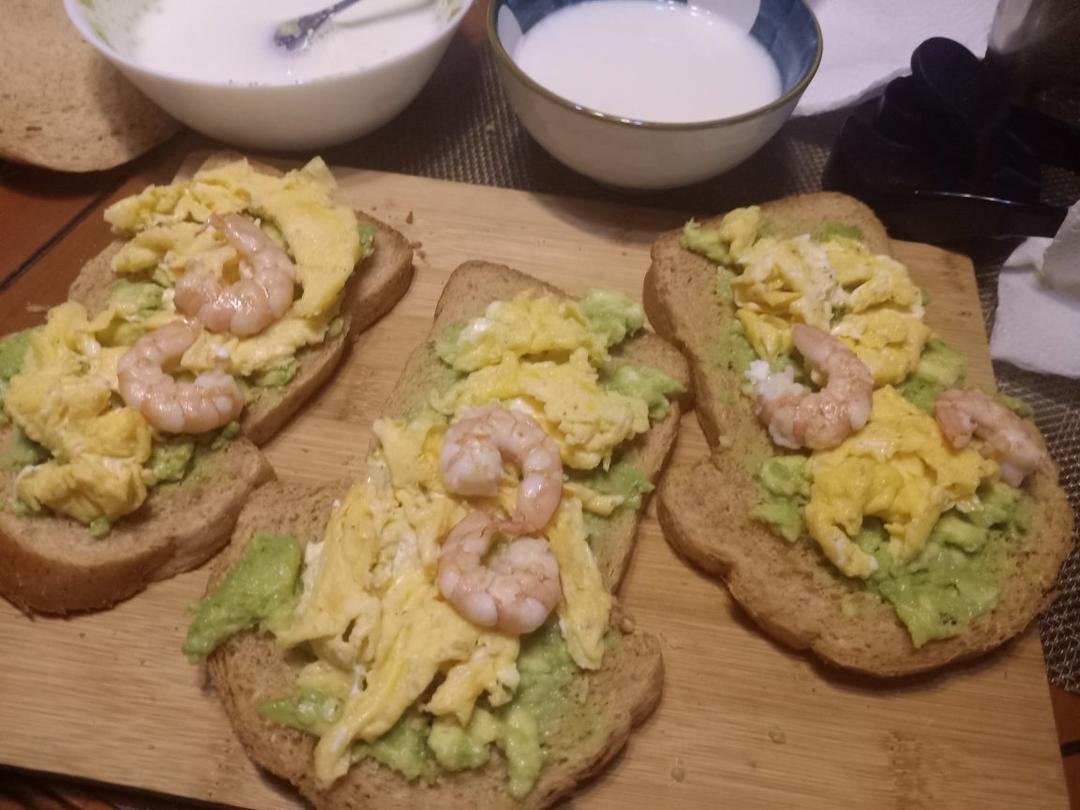 牛油果蛋滑虾仁三明治
