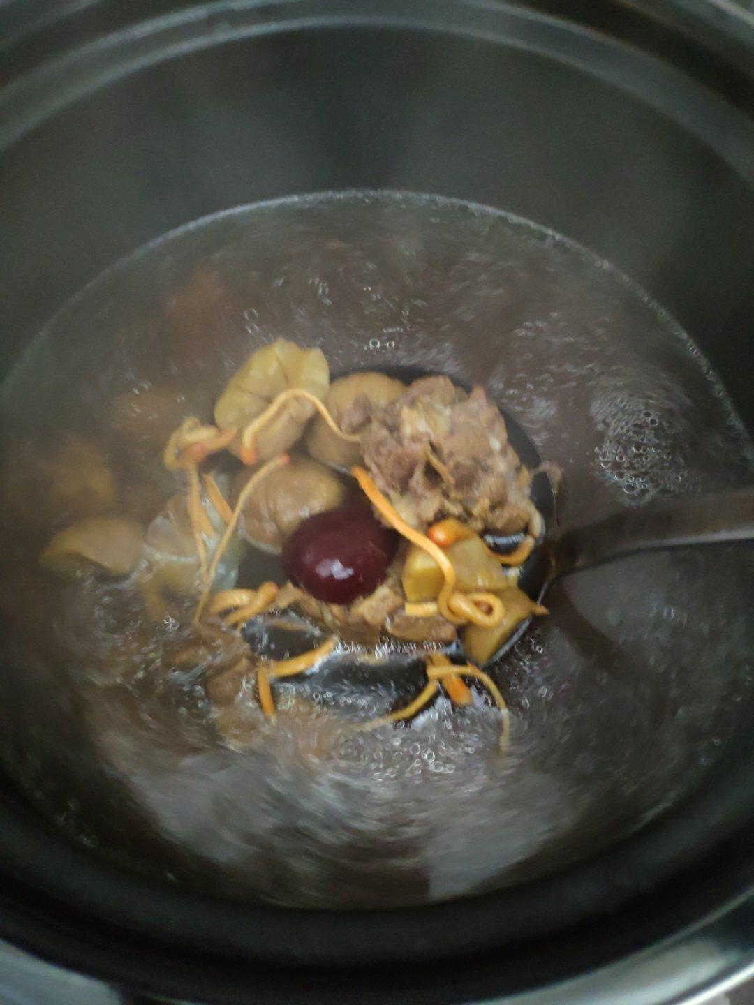 板栗虫草花猪骨汤