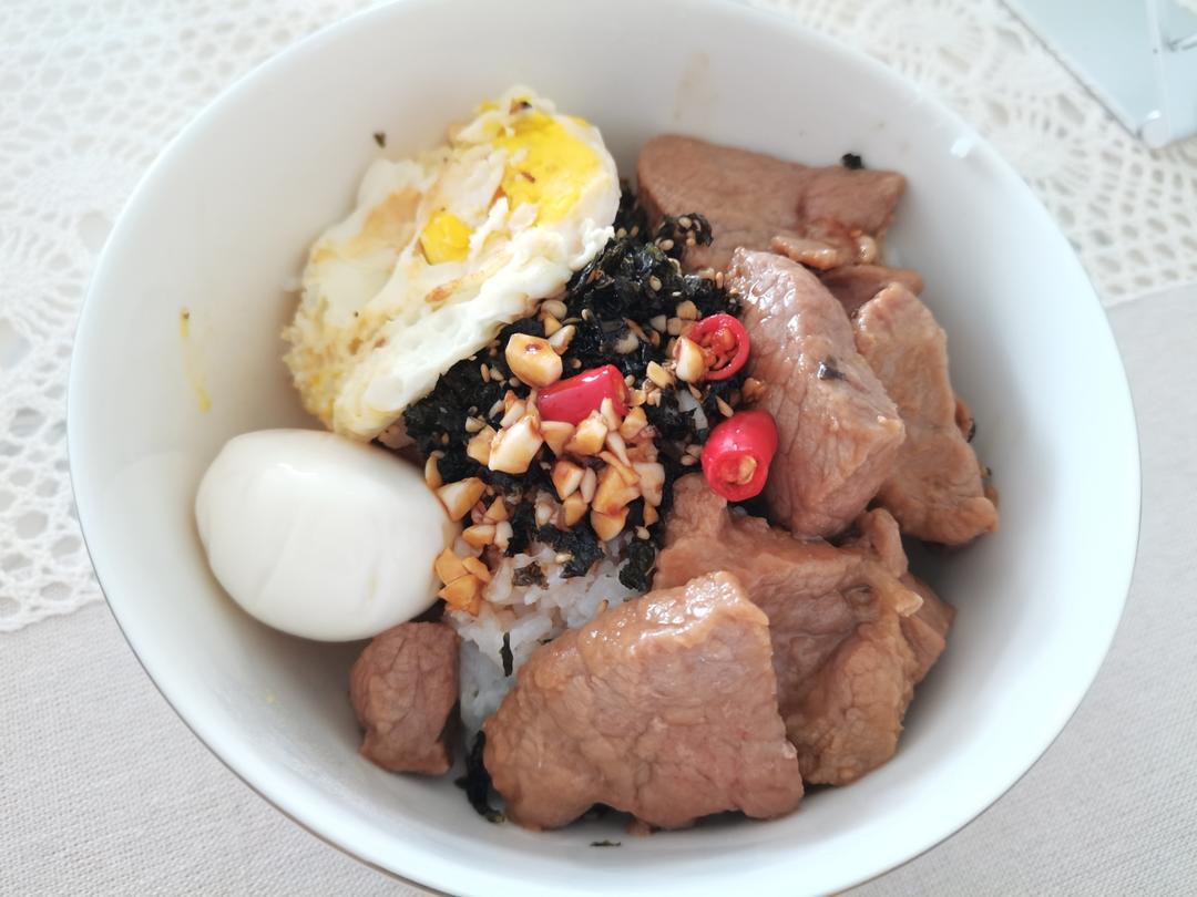 生菜牛肉拌饭