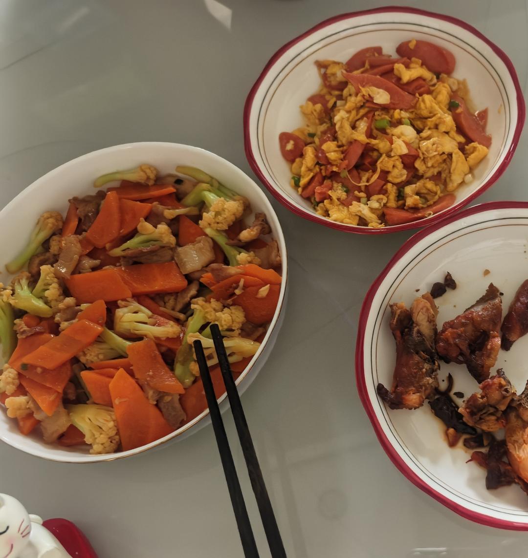 猪肉炒菜花➕胡萝卜火腿肠炒鸡蛋的做法