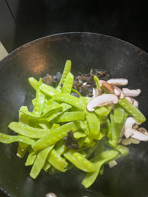 豌豆荚炒木耳鲜香菇的做法 步骤3