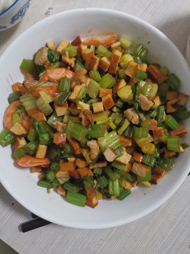 芹菜炒香干的做法