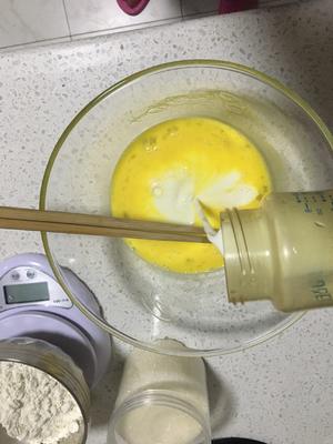 宝宝最爱  鸡蛋网饼蘸酸奶的做法 步骤3