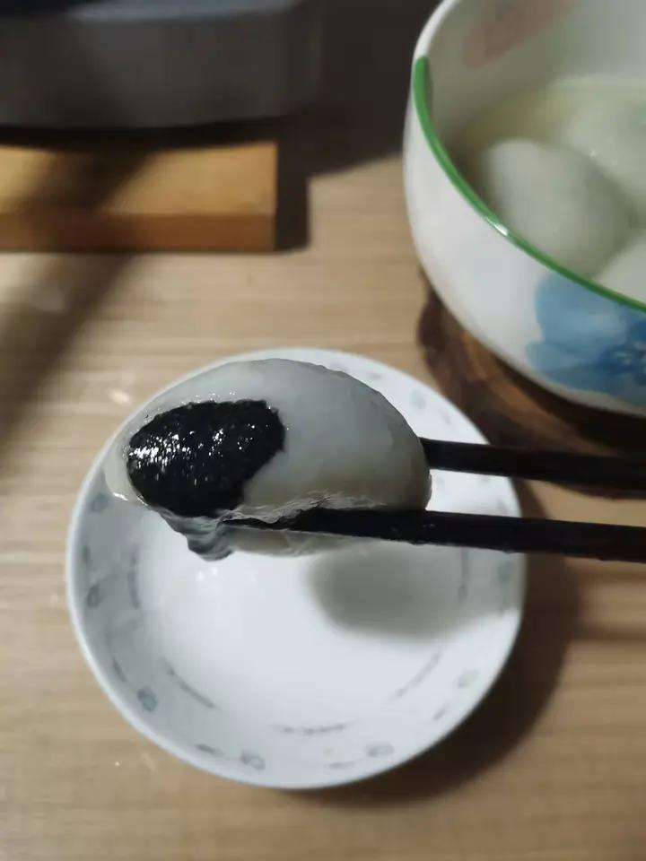 花生黑芝麻汤圆
