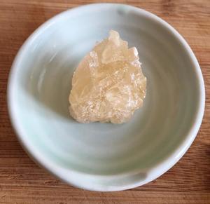 冰糖炖黄耳桃胶皂角米的做法 步骤2