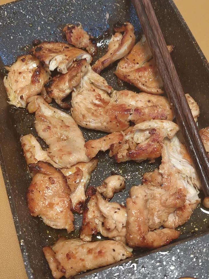鸡胸肉这样煎一煎，不柴不老，鲜嫩多汁，和烧烤一样好吃