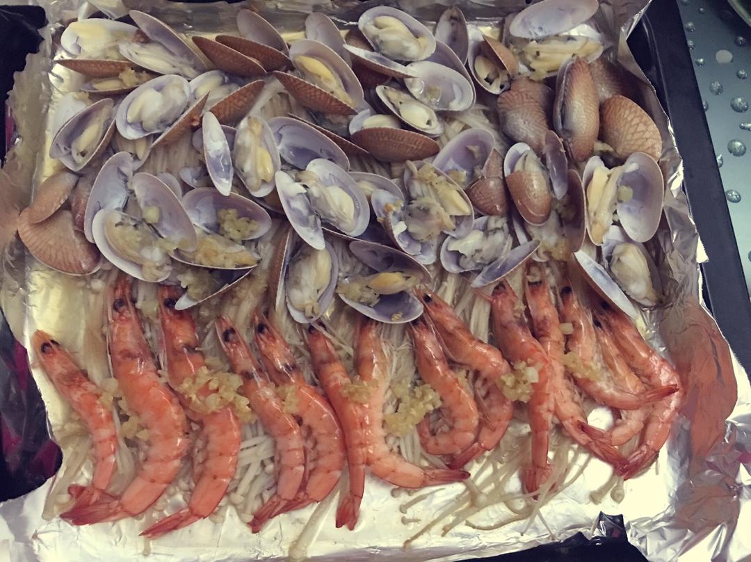 蒜蓉金针菇烤花蛤虾