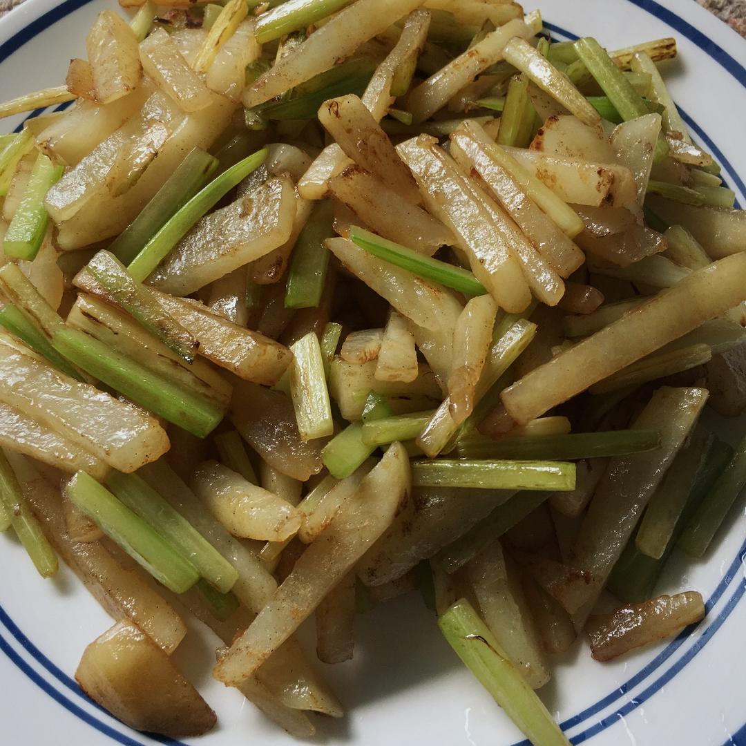 土豆炒芹菜