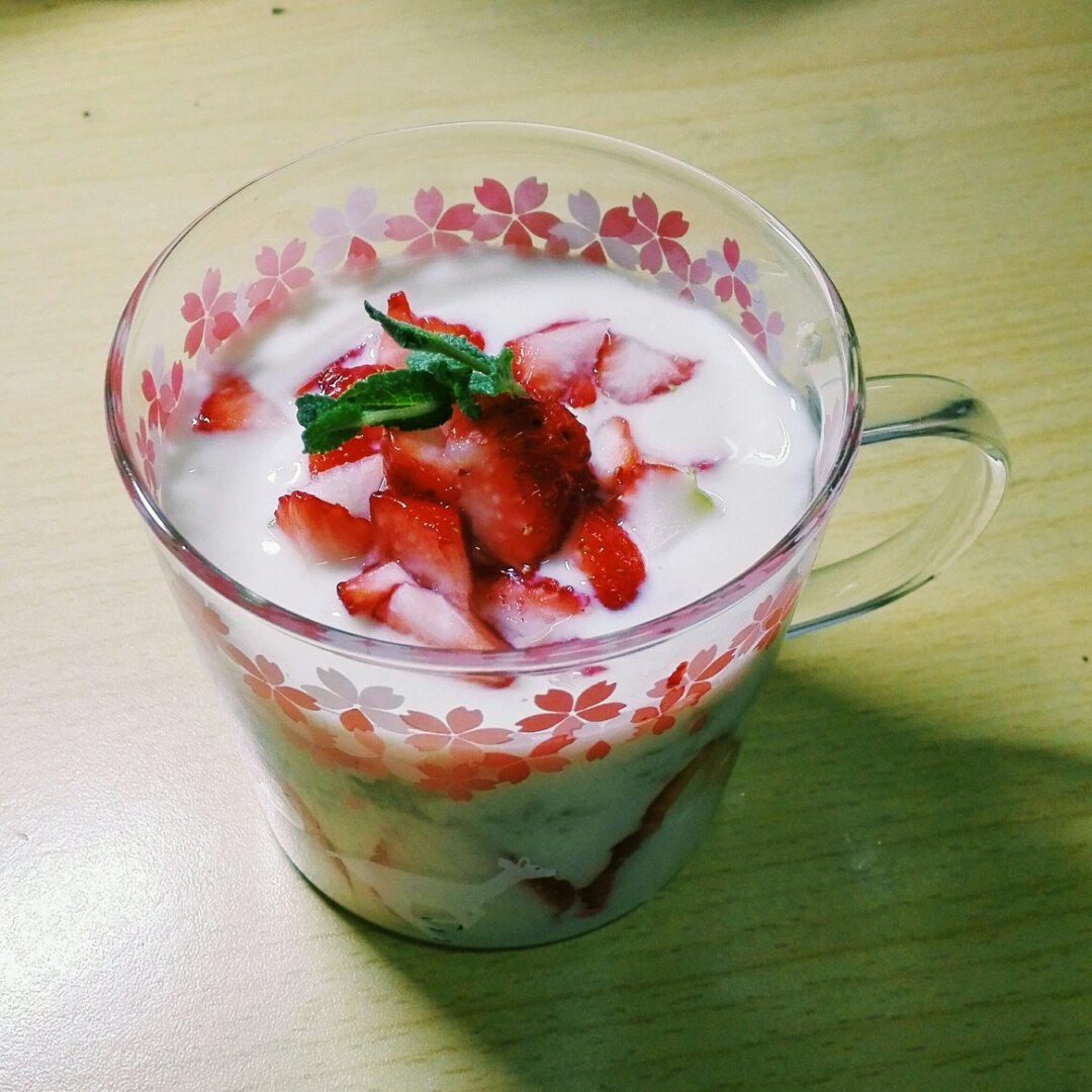 草莓优格杯
