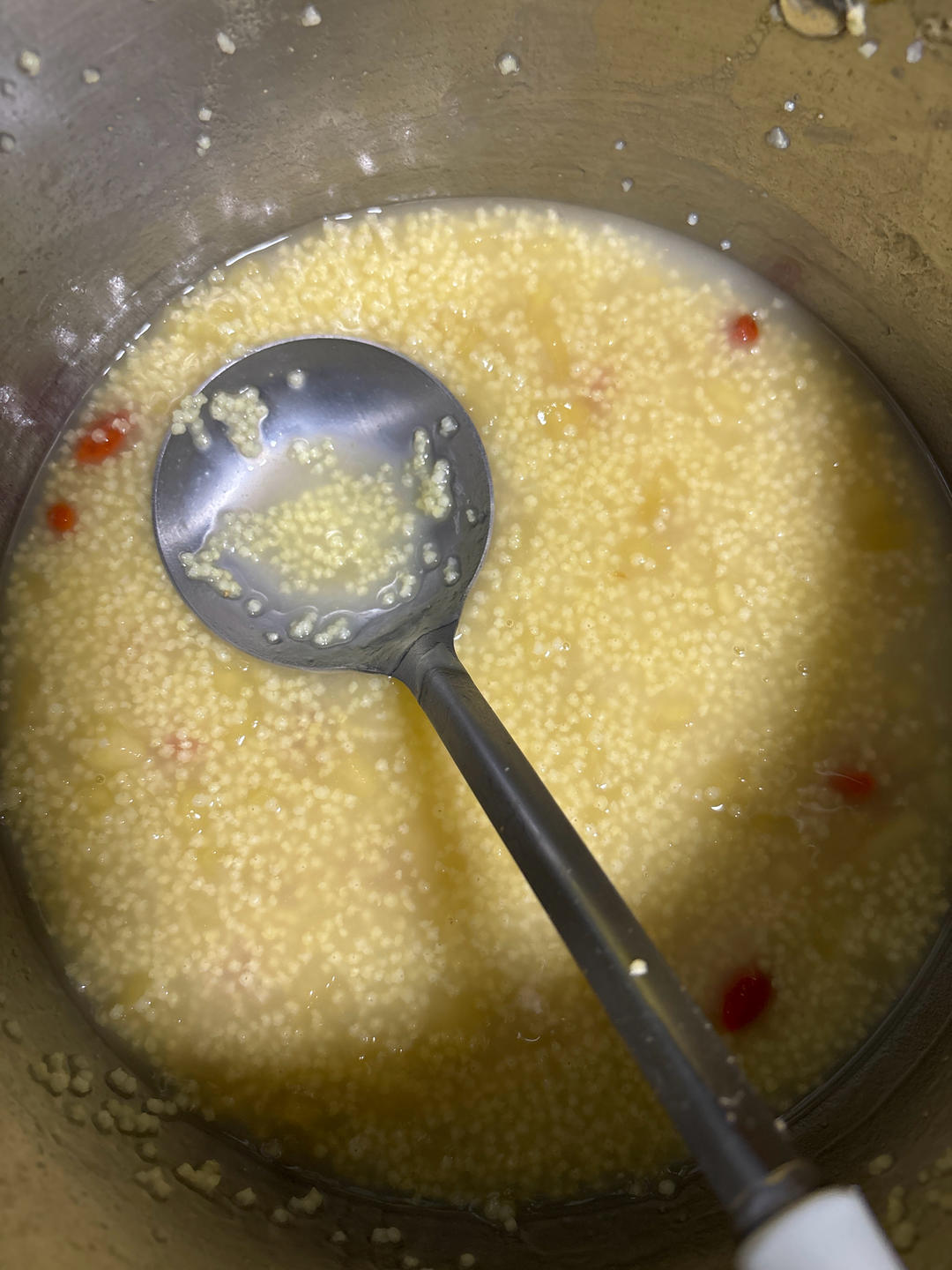 健脾养胃苹果枸杞小米粥（小朋友爱喝的水果粥）