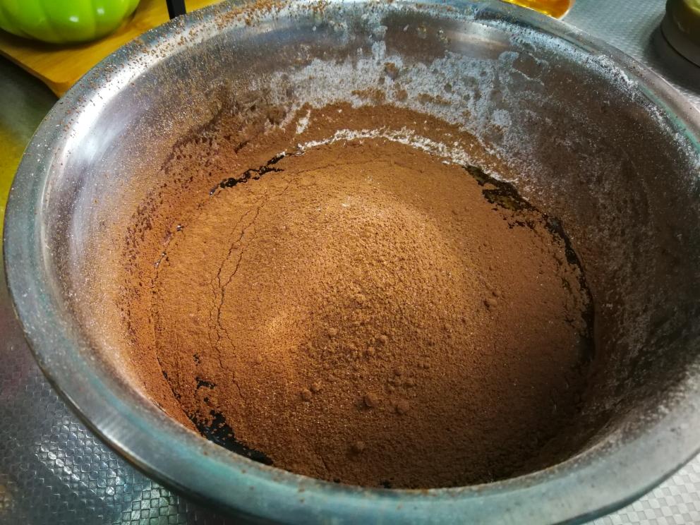 可可戚风蛋糕——数次实验后的最终数据的做法 步骤3