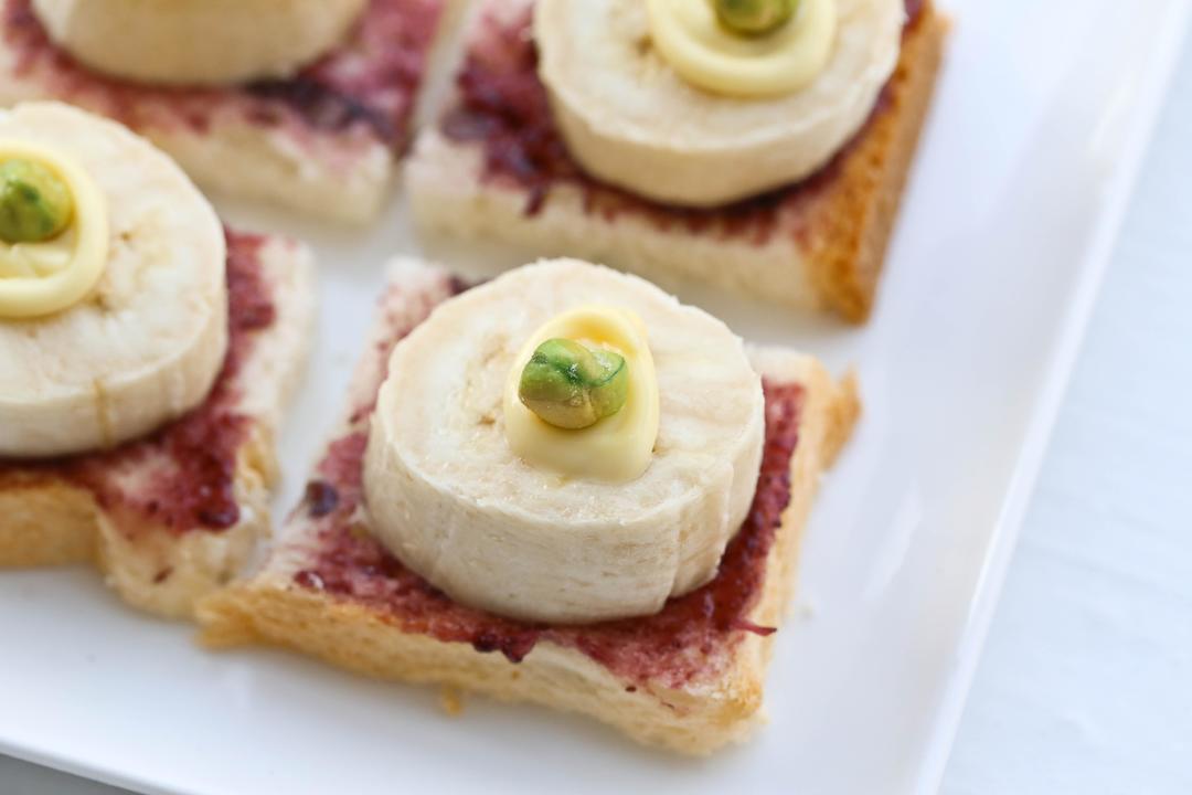 可能是做过最快手最简单最好吃的早餐了，没有之一，香蕉蓝莓吐司