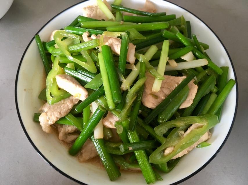 夏日家常私房菜之时令韭苔炒肉，这样做每个星期两顿还不够！