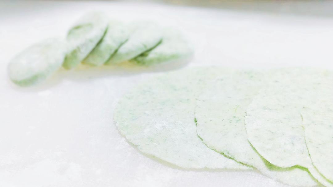 擀饺子皮的视频