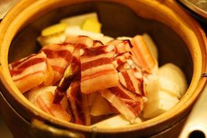 云南腊肉炖白玉萝卜的做法 步骤1