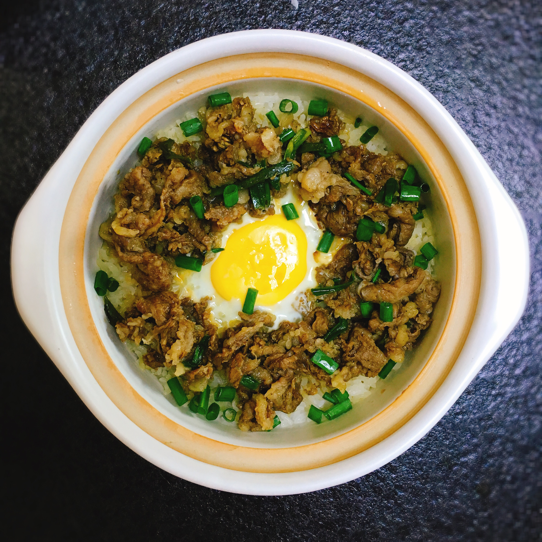 窝蛋牛肉煲仔饭