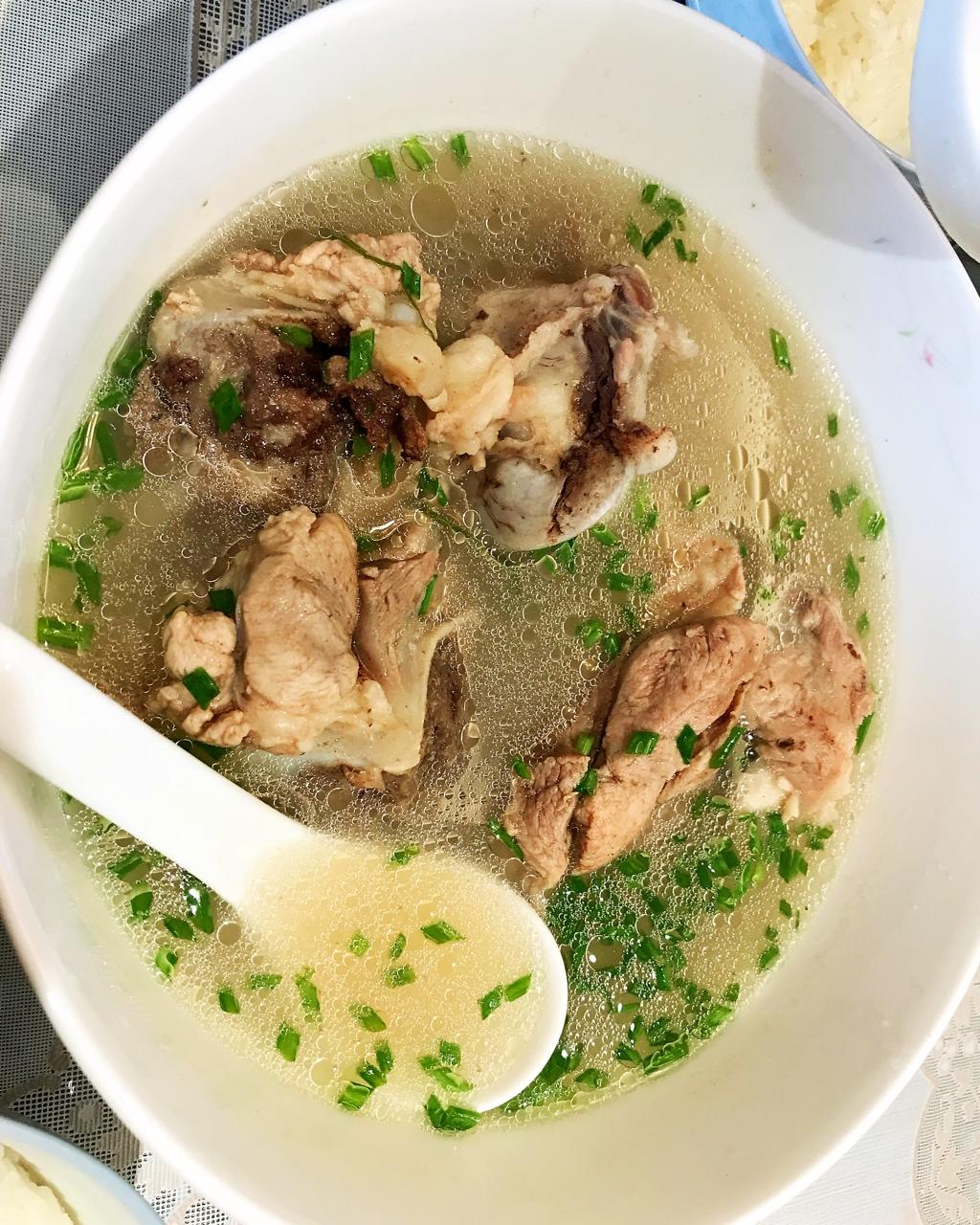 非常简单又美味的大骨头汤