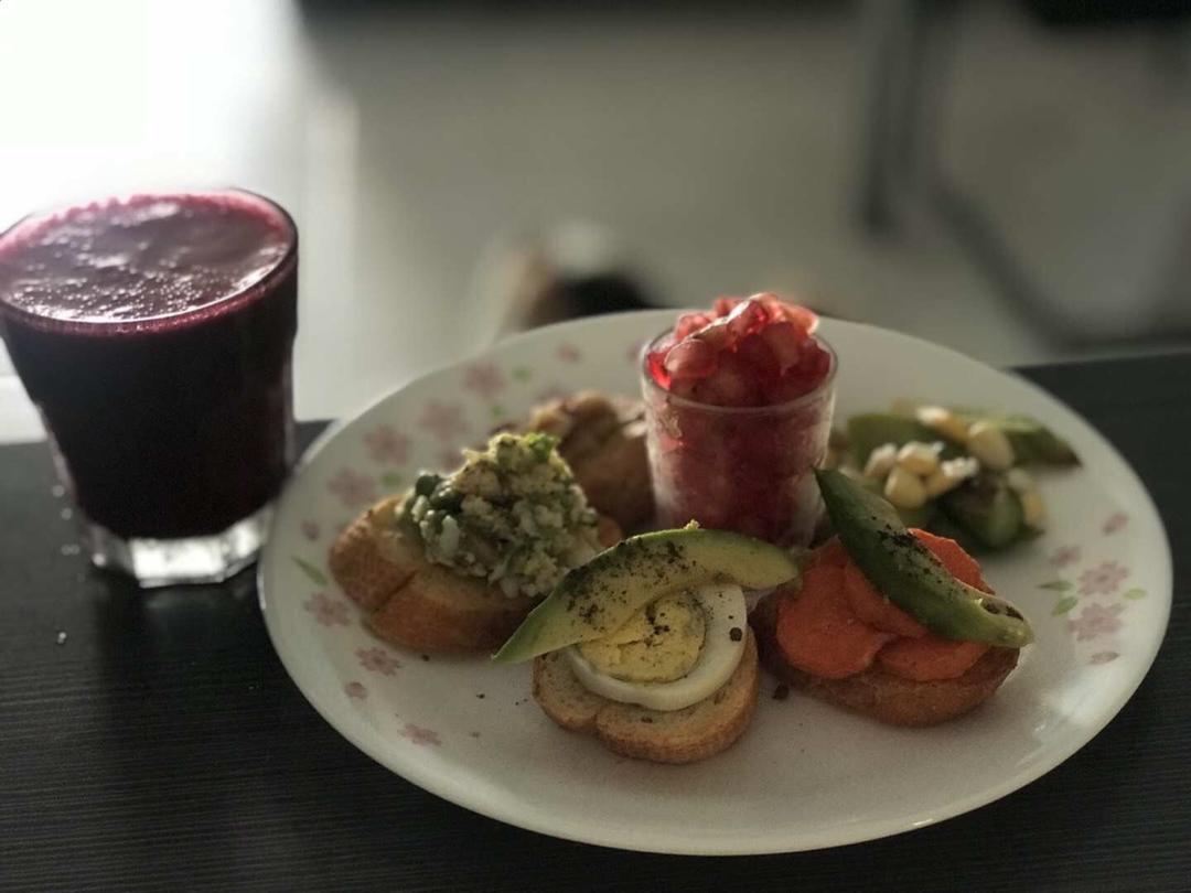 风味鳄梨酱配面包