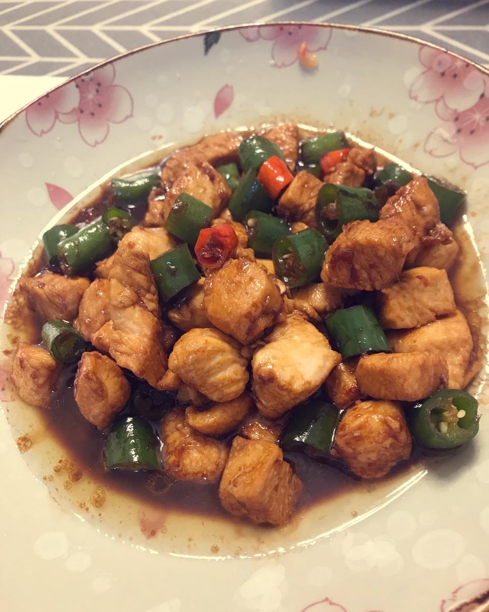 咸鲜可口的青红椒炒鸡丁