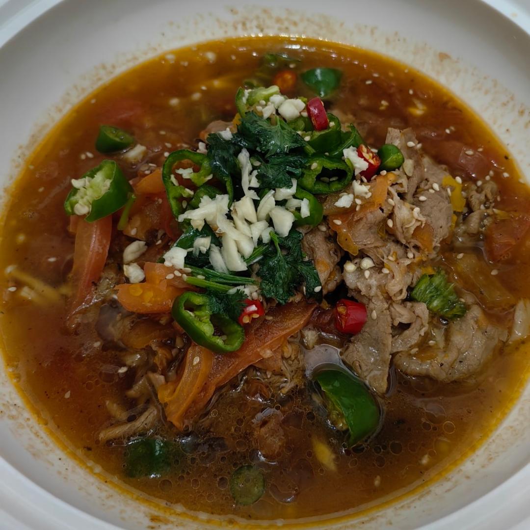 厨师长教你：“酸汤肥牛”的家常做法，金汤鲜香，酸辣开胃