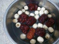 红枣莲子鸡汤的做法的做法 步骤3