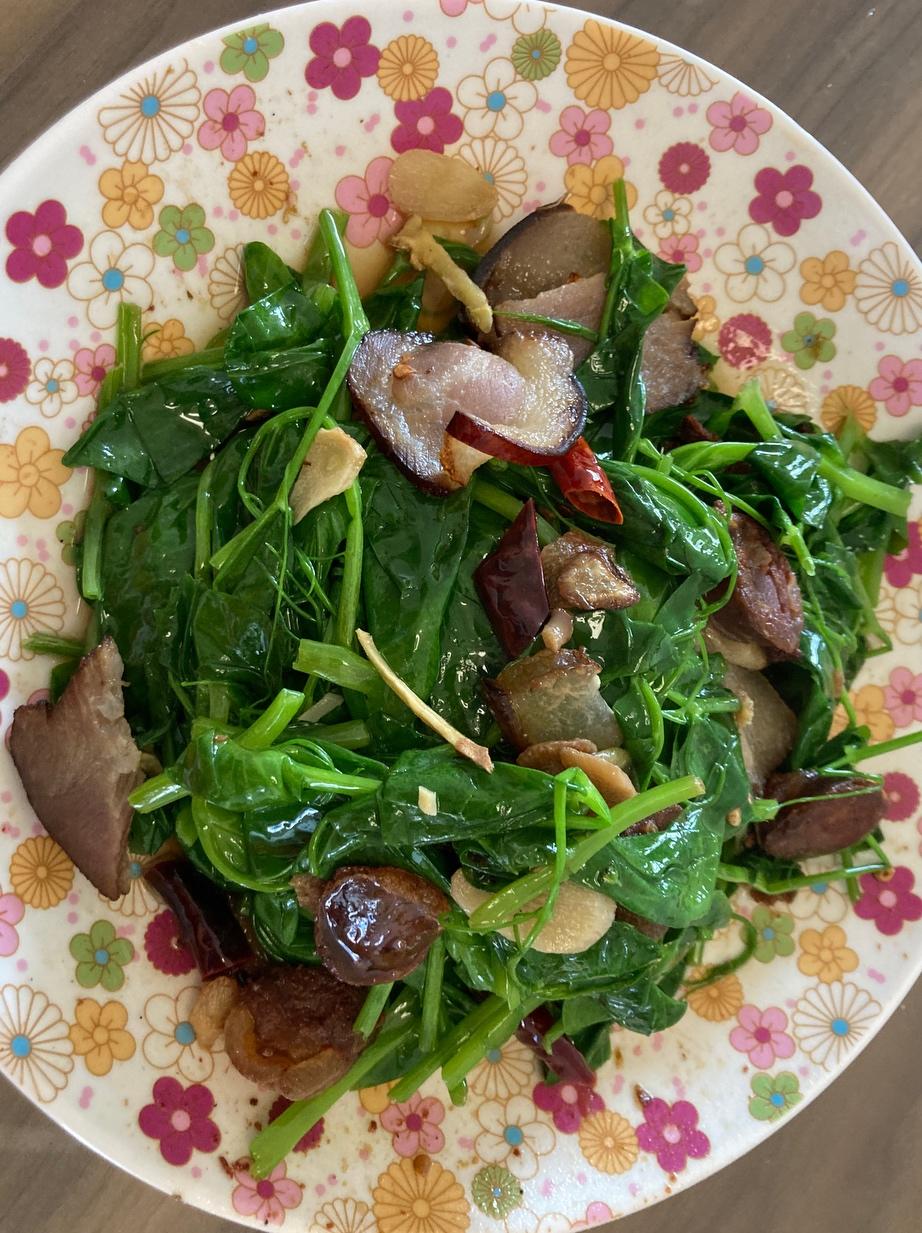 香肠腊肉炒豌豆尖的做法
