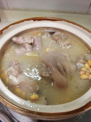 奶白的清炖猪脚黄豆汤的做法 步骤3