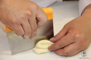 香软酥松的椰蓉面包的做法 步骤12