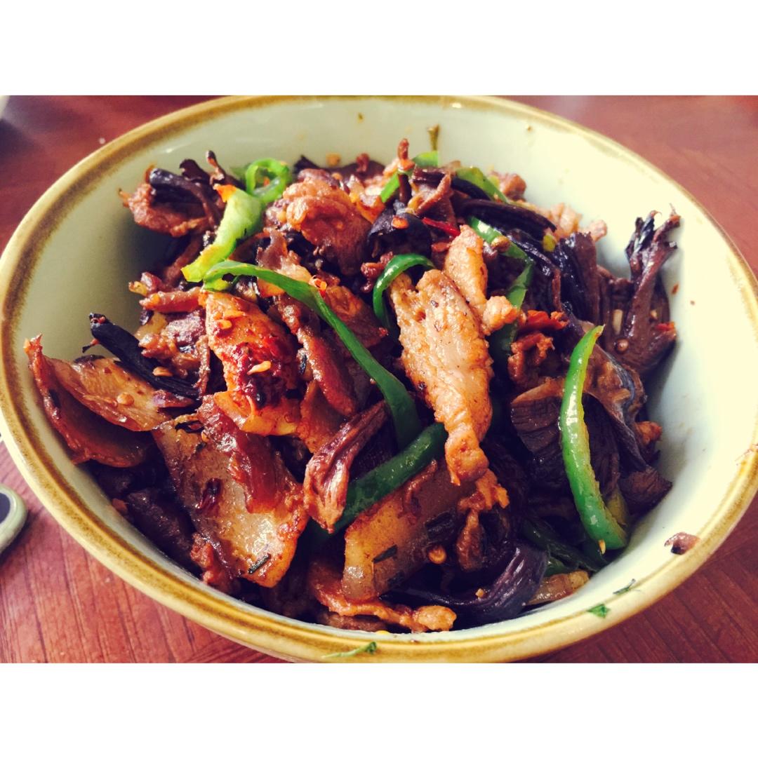 五花肉干锅茶树菇