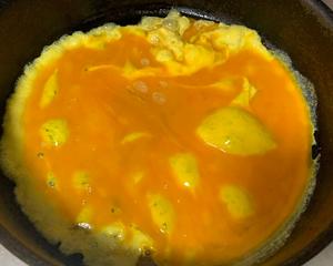 蚕豆米炒蛋的做法 步骤3